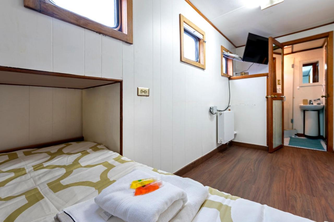 Luxury Boat Hotel Sant Adria de Besos Exterior foto