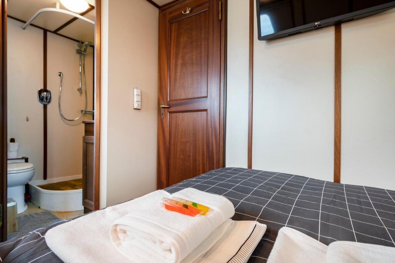 Luxury Boat Hotel Sant Adria de Besos Exterior foto